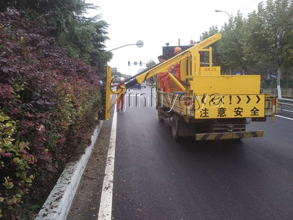 車（chē）載式綠籬修剪機